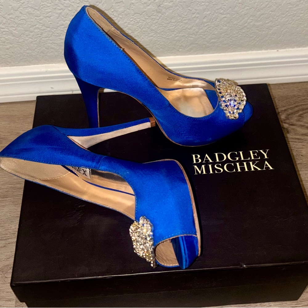 Badgley Mischka “Goodie” size 6 sapphire blue satin peep-toe pump NIB - Picture 6 of 6